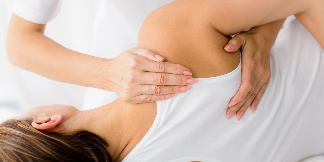 Mujer recibiendo tratamiento de osteopatía