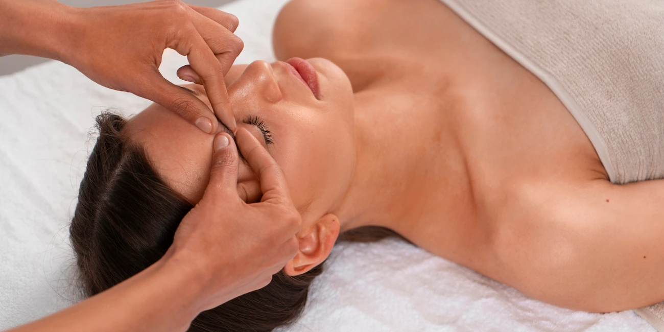 Mujer recibiendo masaje lifting facial